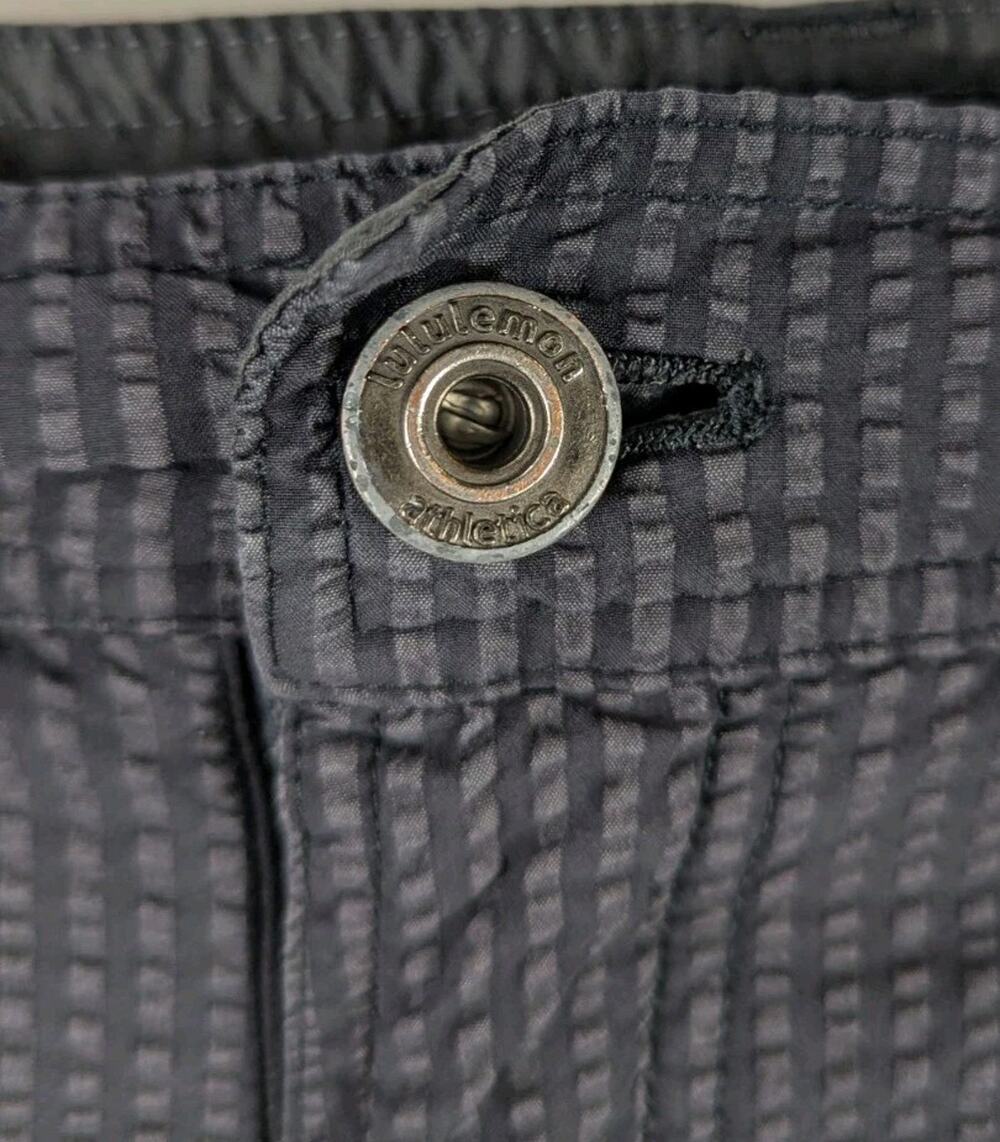 Lululemon Kahuna Seersucker Shorts Black Striped Gray Mens size 36 11 inseam